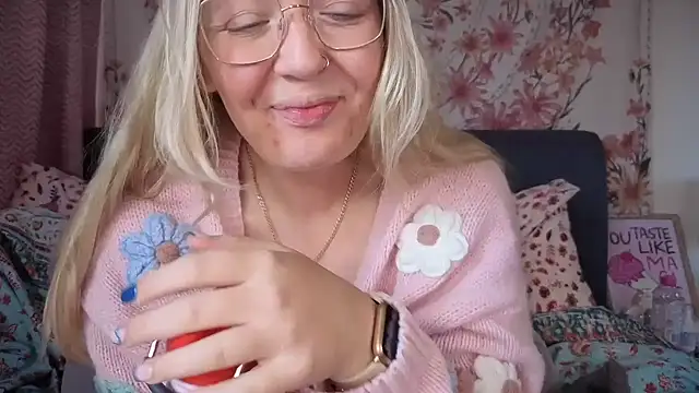 Snapshot of Daisyxoxo_ chatting on 10/24/25, 08:57 Daisyxoxo  online show from 10/24/25, 08:57