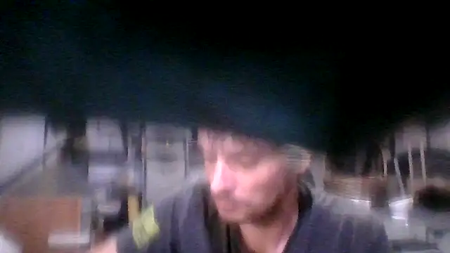 Snapshot of RichardW chatting on 10/24/25, 05:28 RichardW online show from 10/24/25, 05:28