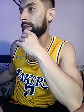 Snapshot of Enzo-wolf33 chatting on 10/16/25, 06:43 Enzo-wolf33 online show from 10/16/25, 06:43