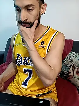 Snapshot of Enzo-wolf33 chatting on 10/07/25, 01:28 Enzo-wolf33 online show from 10/07/25, 01:28