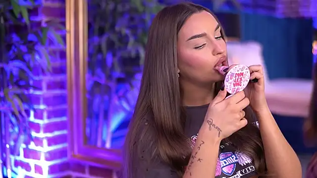 Snapshot of MillaSerene chatting on 11/28/25, 07:19 MillaSerene online show from 11/28/25, 07:19