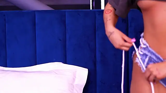 Snapshot of MillaSerene chatting on 10/23/25, 04:55 MillaSerene online show from 10/23/25, 04:55