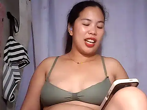 Snapshot of pinaysinglemommm chatting on 07/11/26, 10:15 pinaysinglemommm online show from 07/11/26, 10:15
