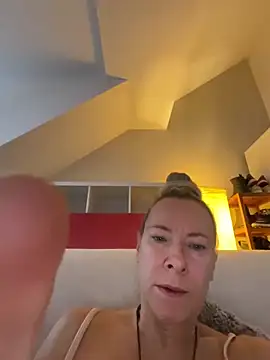 blondi2077 online show from 11/24/25, 07:41