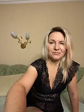 Snapshot of AliceSwan4011 chatting on 10/17/25, 03:54 AliceSwan4011 online show from 10/17/25, 03:54