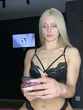 FavoriteKira online show from 04/10/26, 04:03