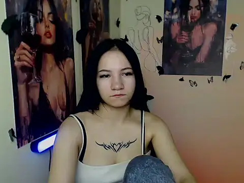 Snapshot of Em7MaA chatting on 11/26/25, 06:46 Em7MaA online show from 11/26/25, 06:46