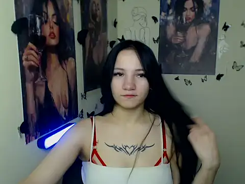 Snapshot of Em7MaA chatting on 12/17/25, 07:13 Em7MaA online show from 12/17/25, 07:13