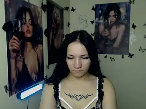 Snapshot of Em7MaA chatting on 11/12/25, 01:15 Em7MaA online show from 11/12/25, 01:15