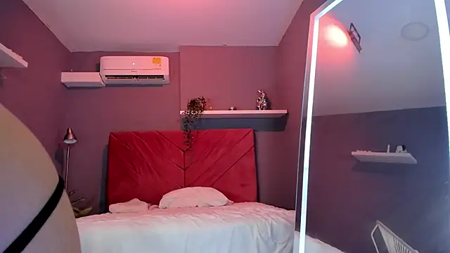 Snapshot of cinnia_ chatting on 02/02/26, 12:04 cinnia online show from 02/02/26, 12:04