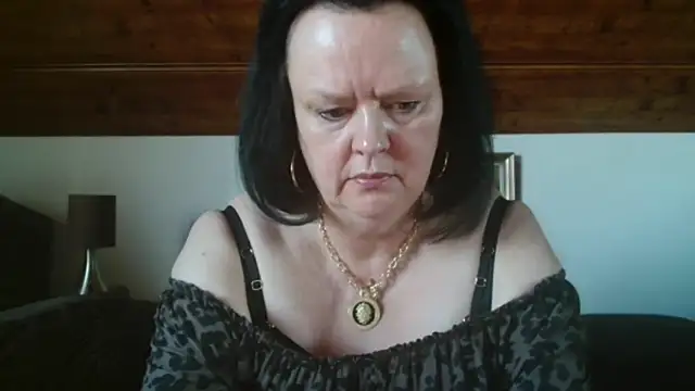 Snapshot of TiffanyMature chatting on 09/27/25, 08:42 TiffanyMature online show from 09/27/25, 08:42
