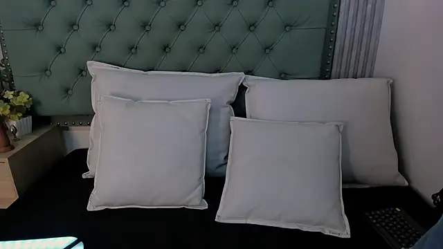 ValeriaJulio  online show from 11/12/25, 07:18