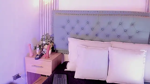 ValeriaJulio  online show from 10/29/25, 07:24