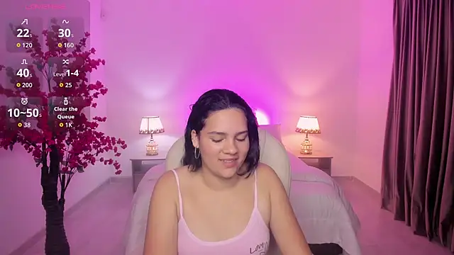 Snapshot of karlie_small chatting on 12/21/25, 11:56 karlie small online show from 12/21/25, 11:56