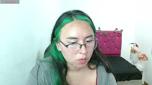 Snapshot of SashaGrey__ chatting on 10/11/25, 03:35 SashaGrey online show from 10/11/25, 03:35