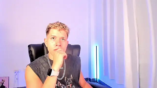 Snapshot of nathan_blake chatting on 11/25/25, 07:47 nathan blake online show from 11/25/25, 07:47