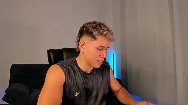 Snapshot of nathan_blake chatting on 10/23/25, 04:27 nathan blake online show from 10/23/25, 04:27