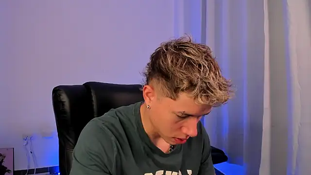 Snapshot of nathan_blake chatting on 11/15/25, 06:12 nathan blake online show from 11/15/25, 06:12