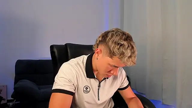 Snapshot of nathan_blake chatting on 10/27/25, 08:21 nathan blake online show from 10/27/25, 08:21