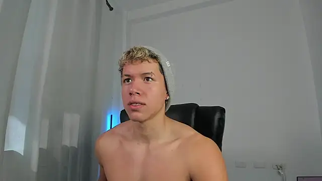 Snapshot of nathan_blake chatting on 12/14/25, 02:44 nathan blake online show from 12/14/25, 02:44