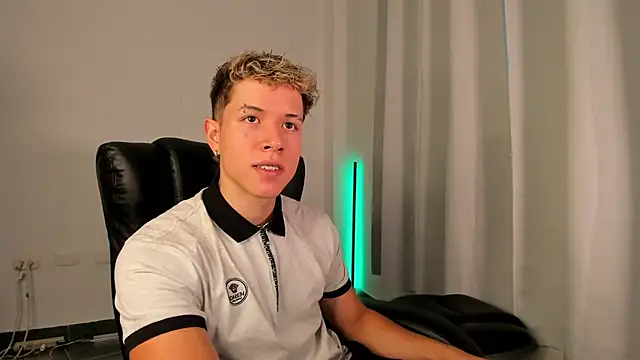 Snapshot of nathan_blake chatting on 11/20/25, 08:42 nathan blake online show from 11/20/25, 08:42