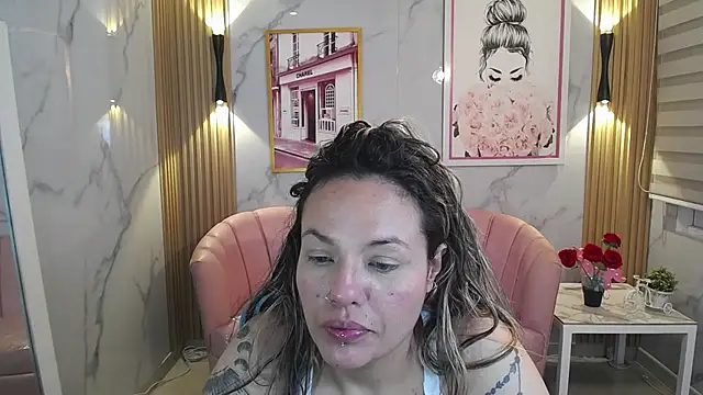 Snapshot of Jade_Jones_a chatting on 11/18/25, 04:05 Jade Jones a online show from 11/18/25, 04:05