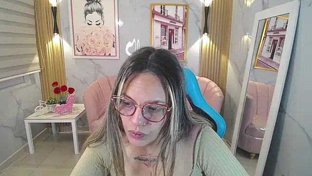 Snapshot of Jade_Jones_a chatting on 11/28/25, 03:39 Jade Jones a online show from 11/28/25, 03:39