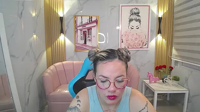 Snapshot of Jade_Jones_a chatting on 09/21/25, 03:55 Jade Jones a online show from 09/21/25, 03:55