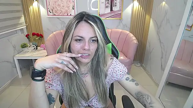 Snapshot of Jade_Jones_a chatting on 09/23/25, 03:46 Jade Jones a online show from 09/23/25, 03:46