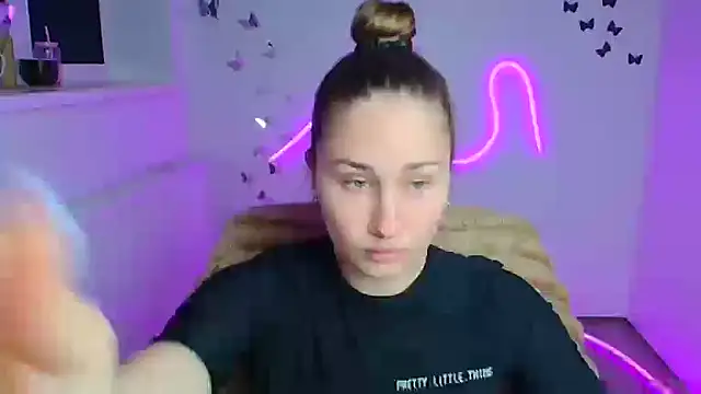 Snapshot of Stefanie_Sweet chatting on 05/18/26, 05:45 Stefanie Sweet online show from 05/18/26, 05:45
