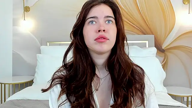 Snapshot of KimberlyBond chatting on 09/22/25, 03:07 KimberlyBond online show from 09/22/25, 03:07