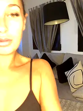 Snapshot of Rosieredxox chatting on 09/30/25, 03:45 Rosieredxox online show from 09/30/25, 03:45