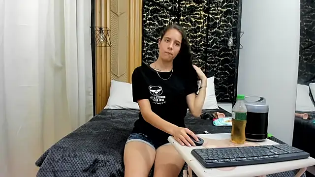 Snapshot of MiaCours chatting on 02/24/26, 06:53 MiaCours online show from 02/24/26, 06:53