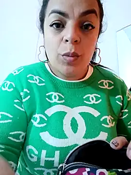 Snapshot of Mia-Glow chatting on 09/12/25, 02:06 Mia-Glow online show from 09/12/25, 02:06