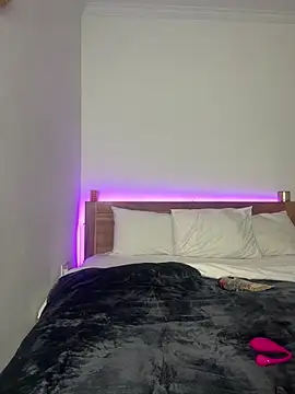 sarahsparkles20 online show from 10/13/25, 11:38