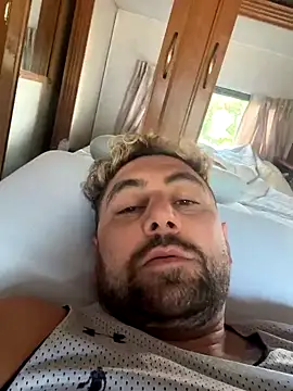 Snapshot of speakonit chatting on 09/24/25, 03:29 speakonit online show from 09/24/25, 03:29