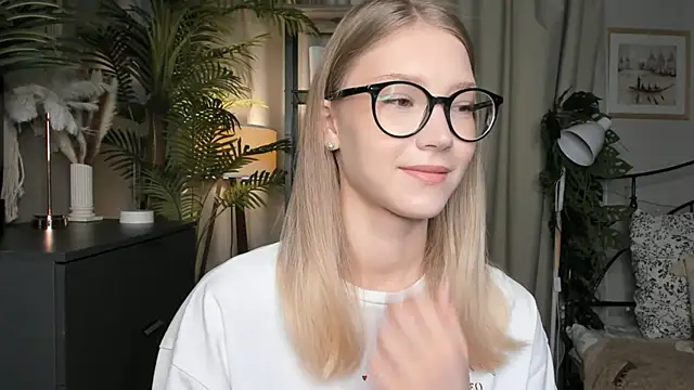 Snapshot of ChinBonnell chatting on 10/22/25, 05:51 ChinBonnell online show from 10/22/25, 05:51