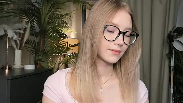 Snapshot of ChinBonnell chatting on 11/06/25, 05:44 ChinBonnell online show from 11/06/25, 05:44