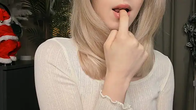 Snapshot of ChinBonnell chatting on 12/14/25, 05:57 ChinBonnell online show from 12/14/25, 05:57