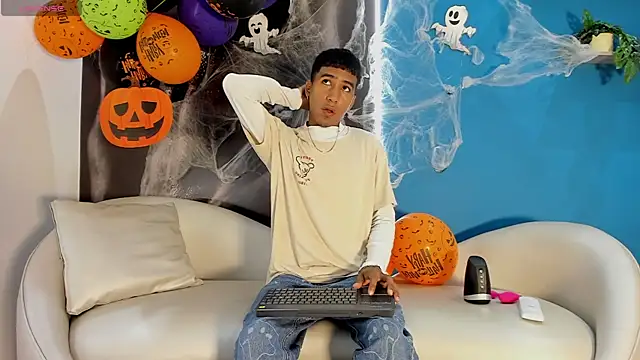 Snapshot of ender_h0t chatting on 10/30/25, 01:42 ender h0t online show from 10/30/25, 01:42