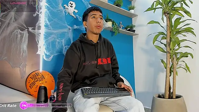 Snapshot of ender_h0t chatting on 10/23/25, 01:43 ender h0t online show from 10/23/25, 01:43