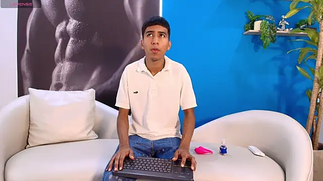 Snapshot of ender_h0t chatting on 09/09/25, 01:42 ender h0t online show from 09/09/25, 01:42