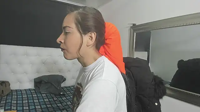 Snapshot of evelynesex chatting on 10/15/25, 02:10 evelynesex online show from 10/15/25, 02:10