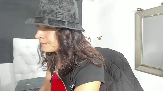 Snapshot of evelynesex chatting on 09/20/25, 11:43 evelynesex online show from 09/20/25, 11:43