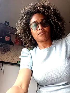 Snapshot of BiiancaEstradaa chatting on 09/25/25, 04:57 BiiancaEstradaa online show from 09/25/25, 04:57