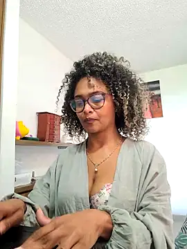 Snapshot of BiiancaEstradaa chatting on 04/03/26, 04:13 BiiancaEstradaa online show from 04/03/26, 04:13