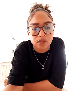 Snapshot of BiiancaEstradaa chatting on 03/06/26, 04:13 BiiancaEstradaa online show from 03/06/26, 04:13