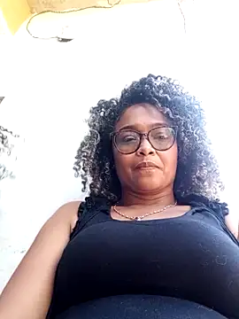 Snapshot of BiiancaEstradaa chatting on 03/22/26, 09:27 BiiancaEstradaa online show from 03/22/26, 09:27