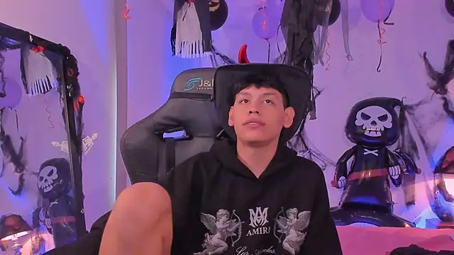 Snapshot of zeus_blaze chatting on 10/25/25, 05:13 zeus blaze online show from 10/25/25, 05:13