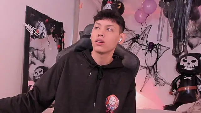Snapshot of zeus_blaze chatting on 10/08/25, 12:17 zeus blaze online show from 10/08/25, 12:17